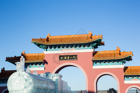 北国雪飘冬季内蒙满洲里冰雕北国第一门背景