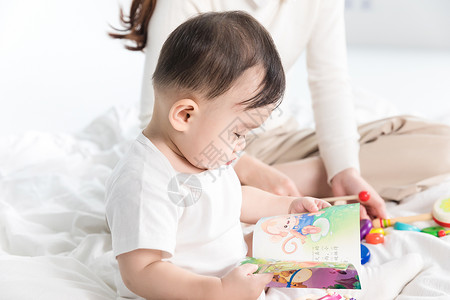 婴儿翻阅书籍高清图片