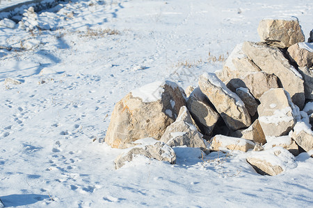 冬季雪地石堆图片