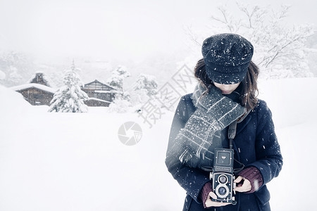 雪中的少女雪地中的日系少女背景