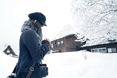 雪地中的日系少女高清图片