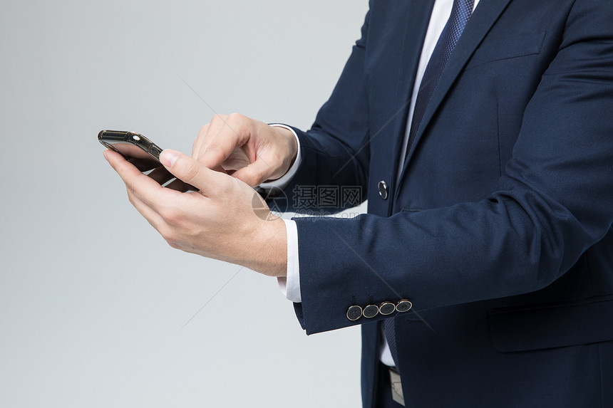 商务人士使用手机