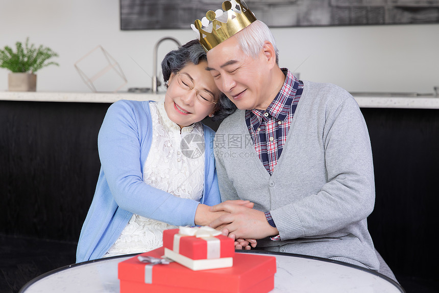 金婚夫妻过生日图片