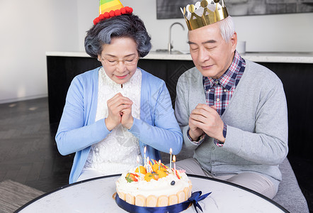 金婚过生日的老年夫妻图片