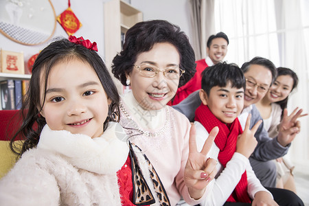 奶奶和孙子孙女新年一家人自拍背景