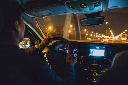 专车司机夜间驾驶高清图片