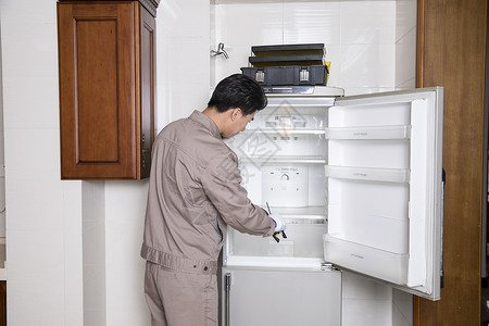 淡黄色冰箱工人上门维修冰箱背景
