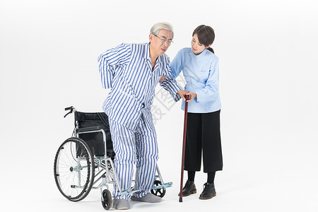 扶手架女护理人员照顾坐轮椅的老人背景