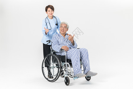 女医护照顾坐轮椅的老人图片