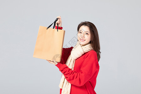 女性手拎纸袋形象图片