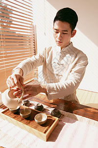 茶艺师倒茶图片