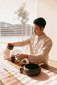 茶艺师斟茶图片