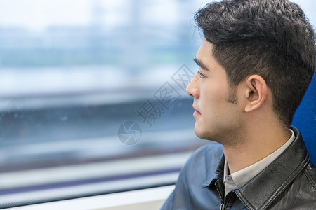 男性透过车窗看风景高铁高清图片素材