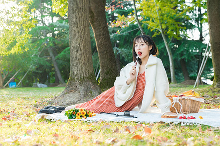 甜美女生野餐背景图片