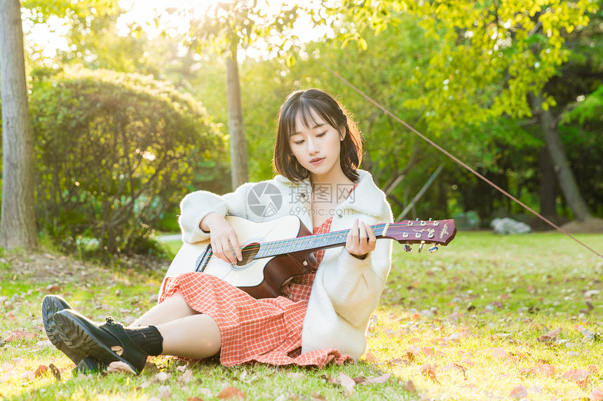 文艺女生弹吉他图片
