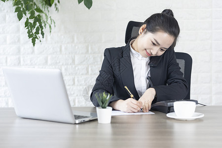 商务女性接电话客服图片素材