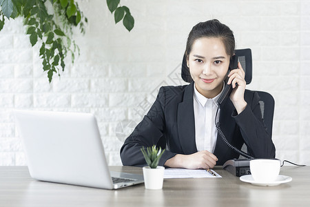 商务女性接电话客服图片素材