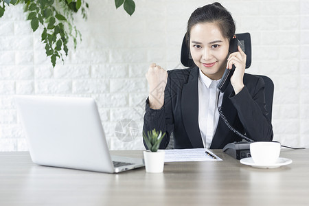 商务女性接电话客服图片素材