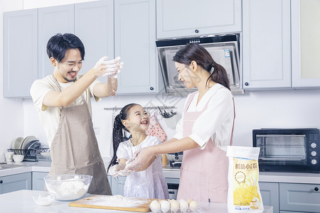 一家亲子素材一家三口家庭烘培揉面粉背景