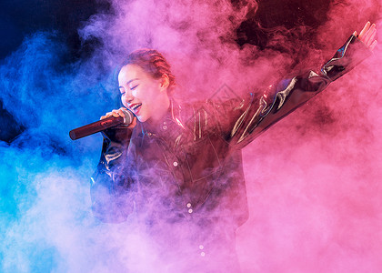 色彩音乐夜场唱歌的美女背景