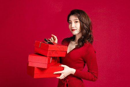 女性手拿红色礼品盒背景图片