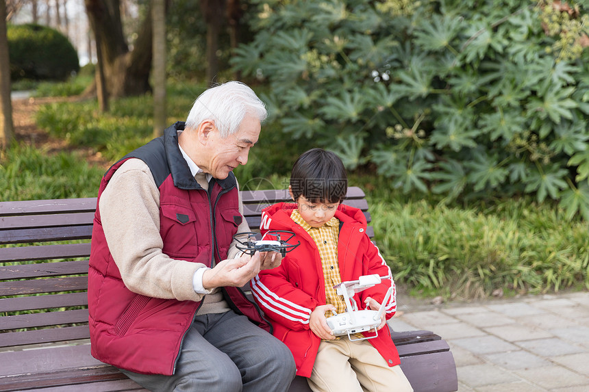 祖孙情爷爷陪孩子玩航模图片