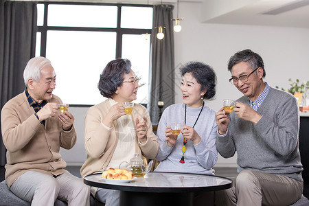 快乐的老年人喝茶聊天老年夫妇高清图片素材