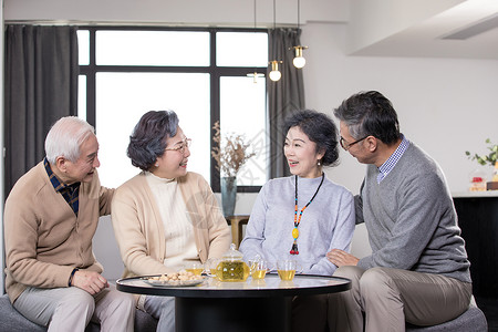 快乐的老年人喝茶聊天图片素材