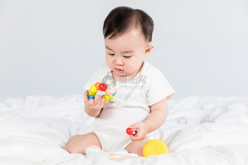 可爱婴儿玩玩具图片