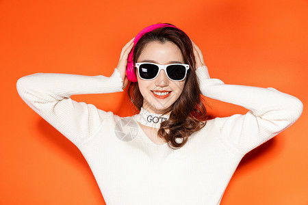 女性听音乐听音乐的时尚女性背景
