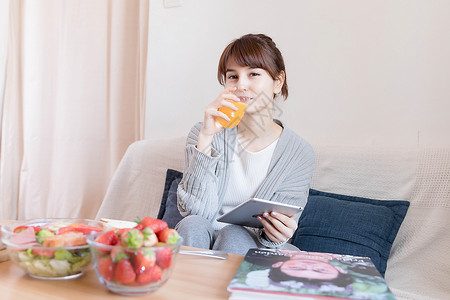 居家女性喝果汁图片