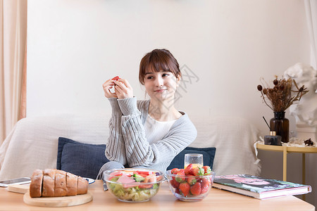 居家女性吃水果图片