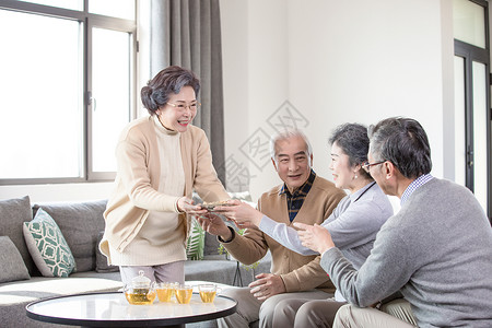 快乐的老年人喝茶聊天高清图片