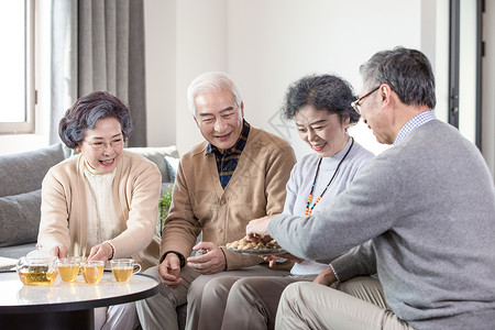 快乐的老年人喝茶聊天高清图片