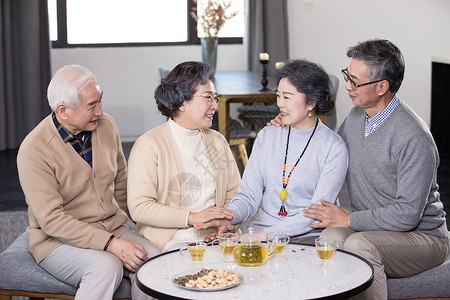 快乐的老年人喝茶聊天图片素材
