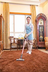 保洁员清洁地毯图片