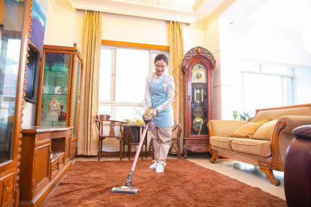 保洁员清洁地毯背景图片