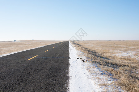 草原平原笔直的公路背景图片