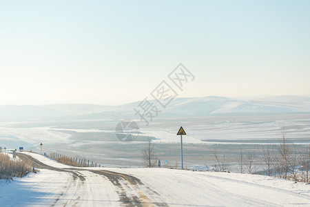 曲折蜿蜒的雪地公路高清图片