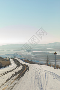 曲折蜿蜒的雪地公路高清图片