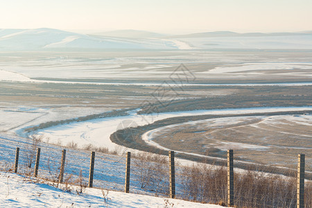 额尔古纳河湿地边境线冰封的额尔古纳河背景