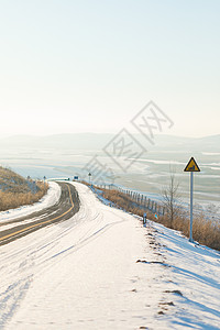 曲折蜿蜒的雪地公路高清图片