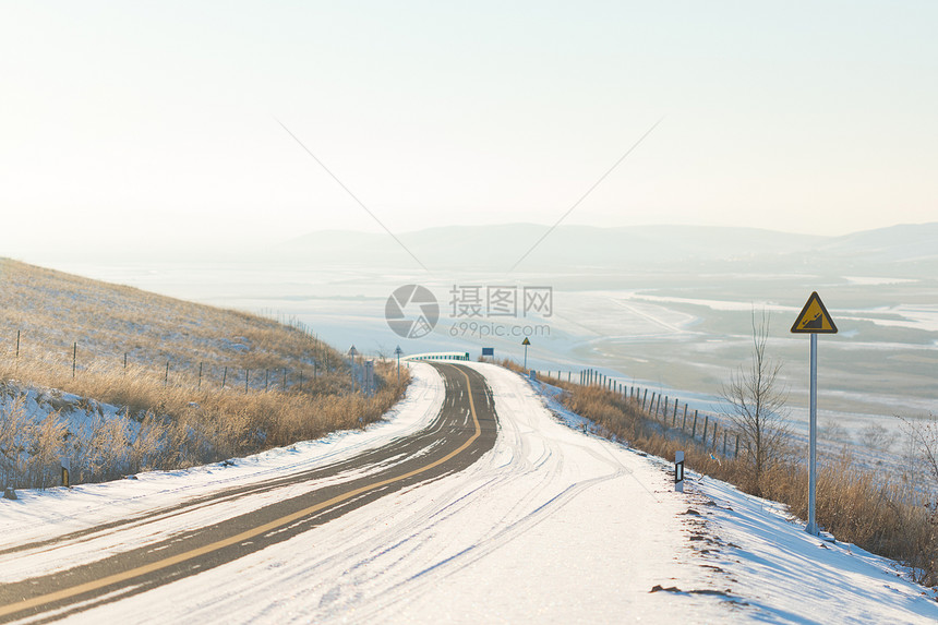 曲折蜿蜒的雪地公路图片