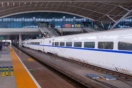 武汉站停靠的高铁列车建筑高清图片素材