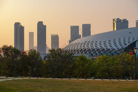 夕阳下的深圳体育中心公园图片