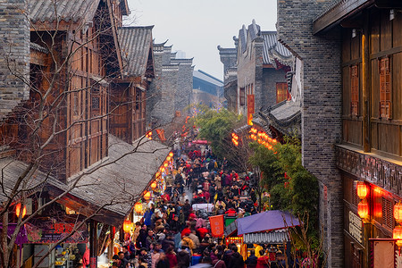 新年春节庙会上熙熙攘攘的人群老建筑高清图片素材
