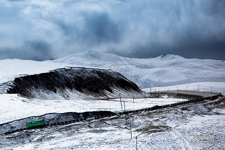 多云雪天雪天行驶在公路上的客车背景