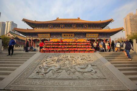 拜佛的人西安大兴善寺大雄宝殿背景