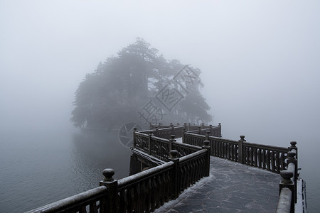 大雾中的庐山如琴湖九曲桥景点高清图片素材