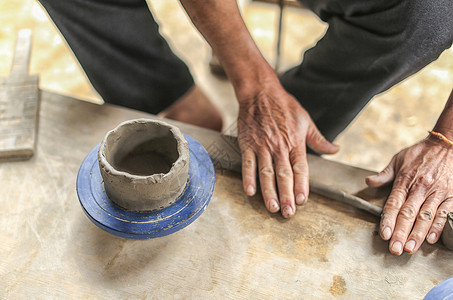 正在拉坯做陶艺的人云南少数民族土陶艺制作背景